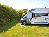 Parcel·la de gespa i terra dur amb electricitat