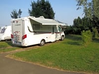 Parcel·la de terra mixt amb electricitat opcional per a autocaravana