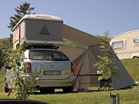 Parcel·la de gespa i graveta amb electricitat càmper