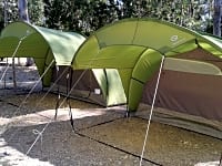 Parcela de césped y suelo duro con electricidad opcional para autocaravana