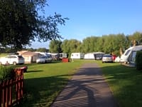 Parcel·la de gespa amb electricitat per a caravanes