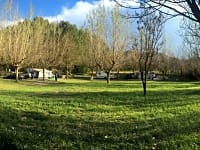 Parcel·la de gespa amb electricitat opcional per a autocaravana