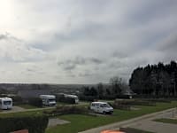 Parcel·la de terra dur amb electricitat per a caravanes
