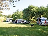 Op harde ondergrond en gras staplaats voor caravan en/of camper , elektriciteit optioneel