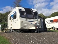 Plass for campingvogn på hardt underlag , med strøm (med strøm og vann)