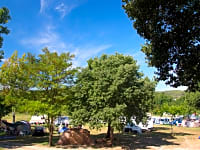 Parcel·la de gespa i terra dur amb electricitat opcional