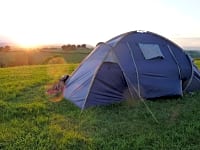 Parcel·la de gespa i terra dur sense electricitat per a tenda de campanya