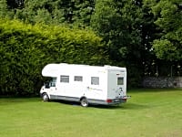 Parcel·la de gespa amb electricitat opcional per a caravana