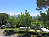 Emplacement pour caravane sur herbe avec branchements d'eau, d'égout et d'électricité