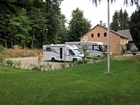 Tomt för husvagn med elektricitet på grus och hård underlag