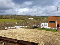 Emplacement camping-car sur gravier et sur sol dur avec électricité