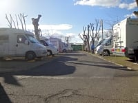 Parcela de gravilla con electricidad opcional para autocaravana