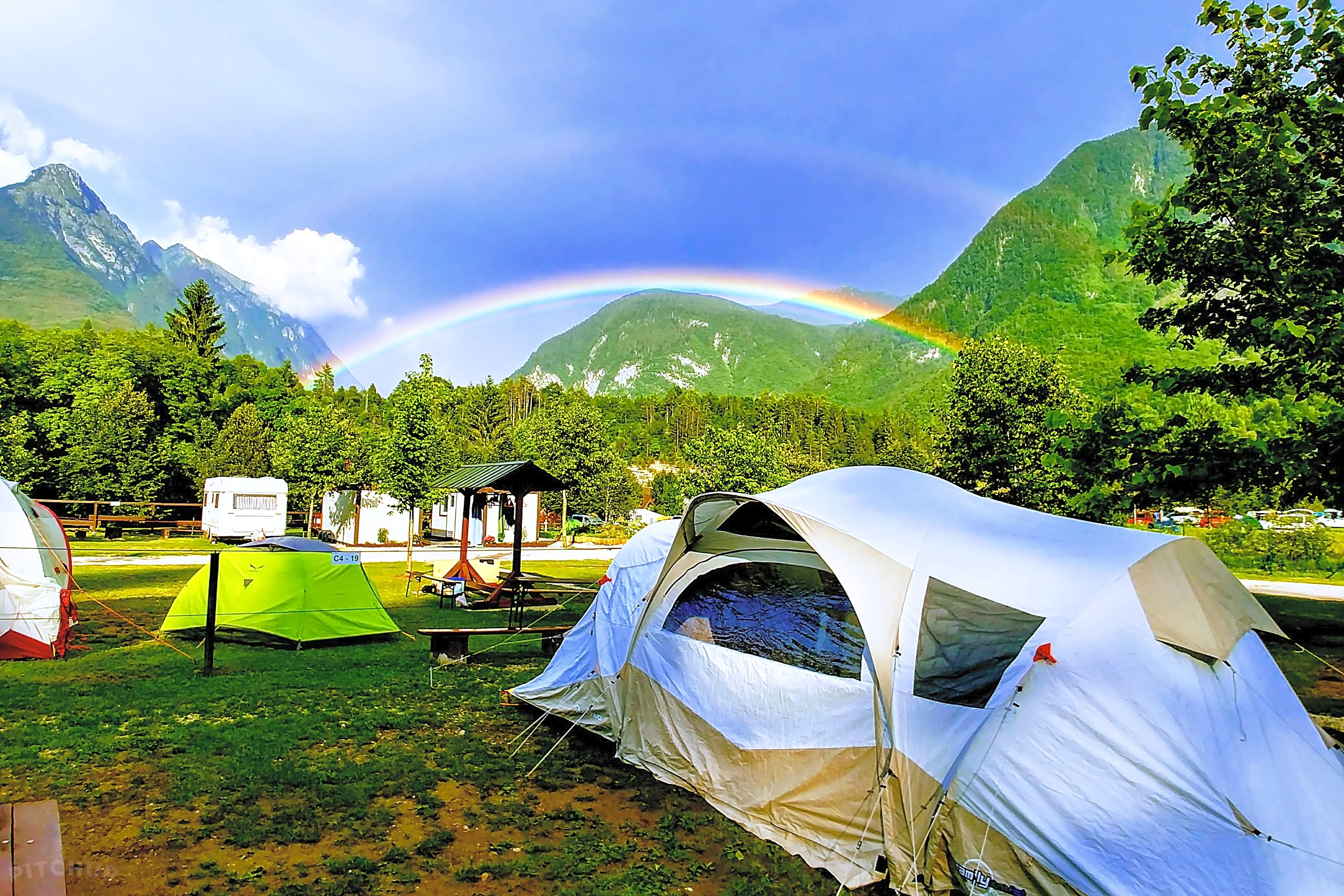 Какой камп. Палаточный лагерь Сочи. Глэмпинг красная Поляна в горах. Палатный лагерь в горах Сочи. Палаточный лагерь в горах.