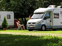 Plass for campingvogn på gressplen , med muligheter for strøm