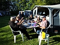Tomt med elektricitet som tillval på gräs