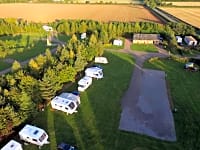 Parcel·la de gespa amb electricitat per a caravanes