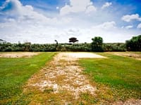 Parcel·la de gespa i terra dur amb aigua, llum i desguàs per a caravanes