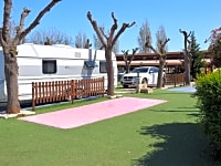 Parcel·la de gespa amb electricitat per a caravanes
