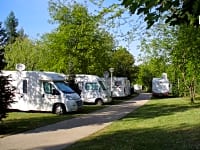 Grasbewachsener und kiesbedeckter Stellplatz voll ausgestattet