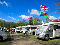 Emplacement pour autocaravane sur herbe et gravier avec électricité optionnelle