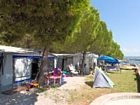 Emplacement sur herbe avec électricité optionnelle (vue sur mer)