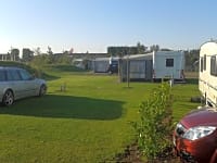 Op verharde ondergrond staplaats voor caravan volledig uitgerust (alleen voor volwassenen, uitzicht op een meer)