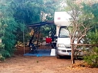 Op zand staplaats voor camper volledig uitgerust (eigen badkamer)