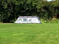 Plass for telt, for tilhengertelt eller campingbil (Meadow) på gressplen , med strøm