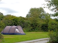Parcel·la de gespa sense electricitat per a tenda de campanya o per a remolc tenda