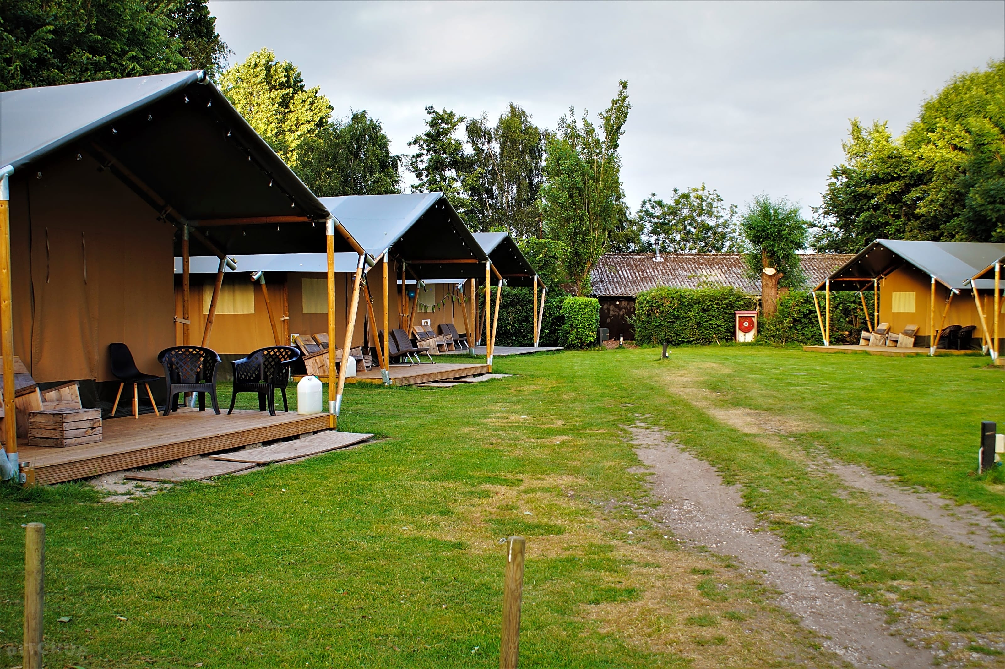 Encyclopedie religie Brullen Vodatent at Camping Gorishoek, Tholen, Zeeland - Pitchup®