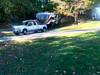 Piazzola roulotte/camper su terreno battuto completamente attrezzata (2 adulti e 2 bambini, due sensi di marcia)