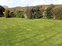 Plass for telt eller for tilhengertelt (Strawberry Field) på gressplen , med strøm