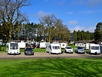 Emplacement pour véhicule de tourisme sur sol dur avec électricité (tentes interdites)