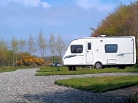 Parcel·la de terra dur amb electricitat per a caravanes
