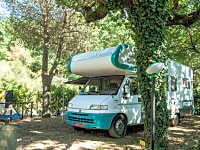 Op gras staplaats voor camper , met elektriciteit