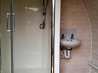 Tomt för tält utan elektricitet på gräs