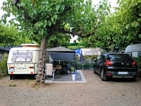 Op grind en aarde staplaats voor caravan , met elektriciteit