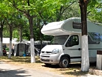 Kempovací místo s možností elektrické přípojky na travnatém podkladu (základní)