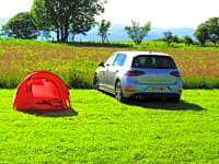Op gras staplaats voor een tent of voor vouwwagen zonder elektriciteit