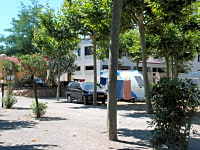 Emplacement pour tente, pour caravane pliante ou camping-car sur herbe et sur sol en terre avec électricité optionnelle