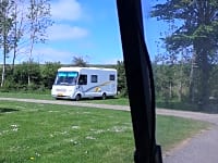 Op harde ondergrond en gras staplaats voor camper , elektriciteit optioneel