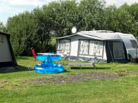 Parcel·la de gespa i terra dur amb electricitat opcional per a caravana