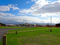 Parcel·la de gespa i terra dur amb aigua, llum i desguàs per a caravanes