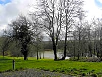 Parcel·la de terra dur amb aigua, llum i desguàs per a caravanes (vistes a l'aigua)