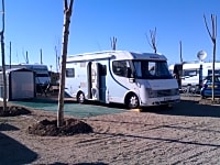 Parcel·la de graveta amb aigua, llum i desguàs per a caravanes Grand (comoditat)