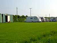Parcel·la de gespa amb electricitat opcional per a tenda de campanya o per a remolc tenda