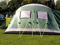 Op gras staplaats voor een tent zonder elektriciteit