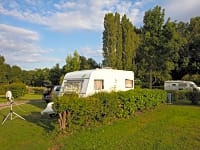 Parcel·la de gespa i terra dur amb electricitat