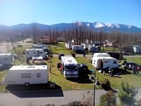 Piazzola su erba completamente attrezzata