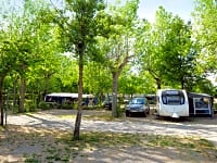 Piazzola tenda o carrello tenda su erba con elettricità facoltativa